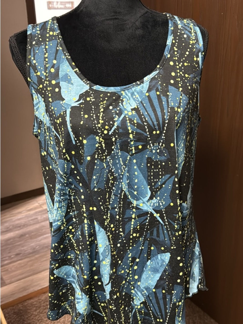 Sleeveless Black & Blue Printed Tank Top